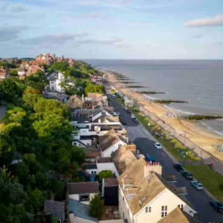 Beautiful Spacious Beach Home Newly Renovated Филикстоу Экстерьер фото